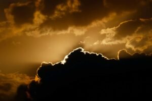 coucher de soleil derrière les nuages