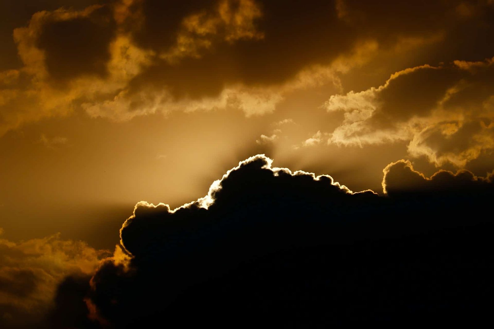 coucher de soleil derrière les nuages