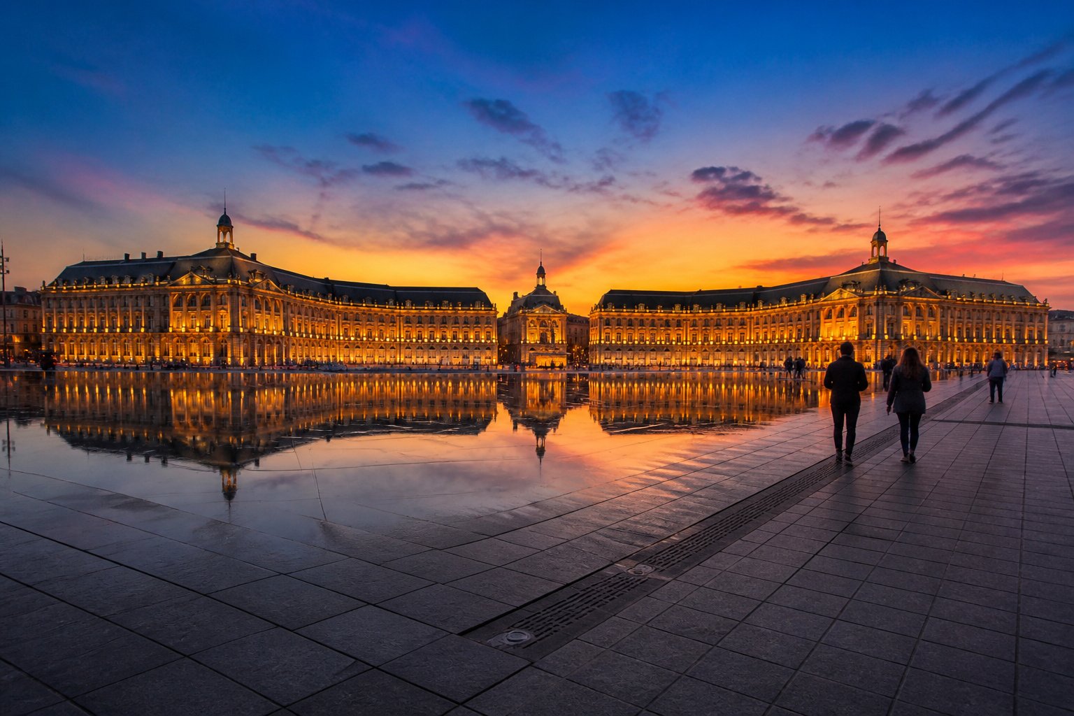 Place de la bourse bordeaux au crepuscule