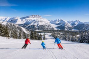 Famille skiant dans les vercors
